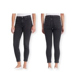 Everlane Mid Rise Ankle Jean in Washed Black.
